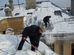 Sniega tīrīšana no jumtiem. Jumtu tīrīšana no sniega. AKVILON