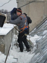 Sniega tīrīšana no jumtiem. Jumtu tīrīšana no sniega. AKVILON