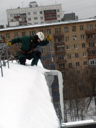 Sniega tīrīšana no jumtiem. Jumtu tīrīšana no sniega. AKVILON