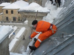 Sniega tīrīšana no jumtiem. Jumtu tīrīšana no sniega. AKVILON