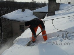 Sniega tīrīšana no jumtiem. Jumtu tīrīšana no sniega. AKVILON